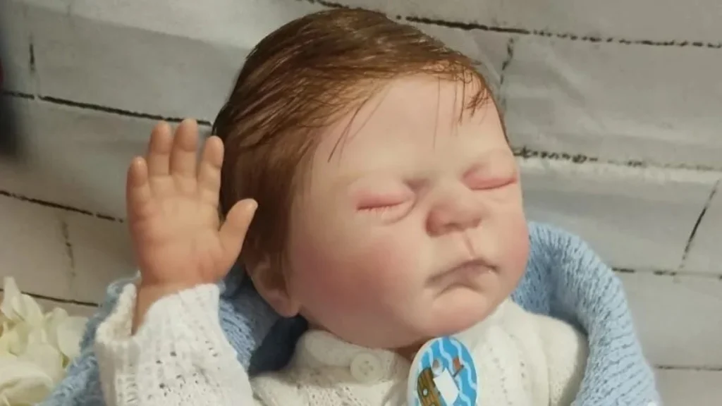 homem preso bebe reborn
